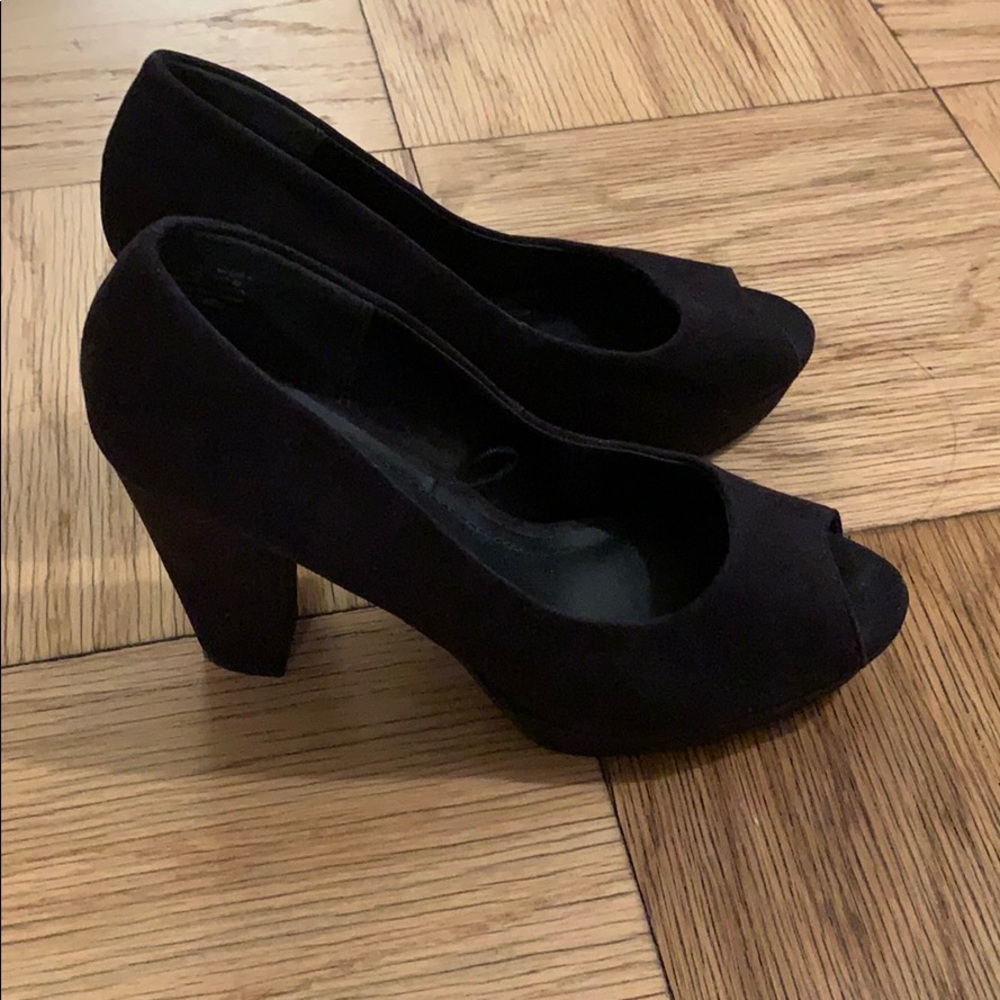 Black pumps